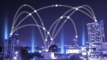Smart City und Netzwerkkommunikation. und Datentransformation auf öffentlich. foto