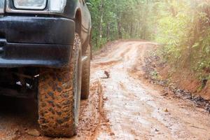 schlammige Geländewagen, Offroad-Trip auf der Bergstraße Sonnenuntergang schöne Natur foto