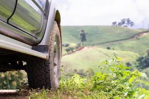 Offroad-Auto in den Bergen, Offroad-Reisen und Fahrkonzept. foto