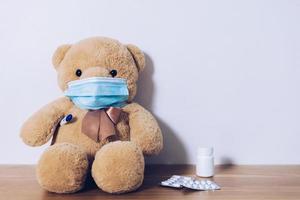 Teddybär mit Maske ist krank foto