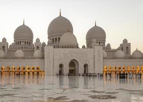 sheikh zayed grand moschee zentrum in abu dhabi, vereinigte arabische emirate außenansicht bei tageslicht foto