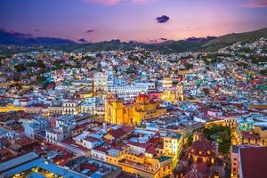 Luftaufnahme von Guanajuato mit Kathedrale in Mexiko foto