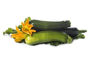 Zucchini mit Blättern und Blüten foto