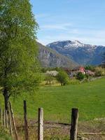 das kleine dorf eidfjord im norwegischen hardangerfjord foto