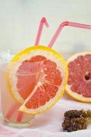 Grapefruitsaft mit Grapefruitscheibe verziert