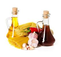 Zutaten für Pasta. Spaghetti, Chili, Öl, Knoblauch isoliert auf Weiß foto