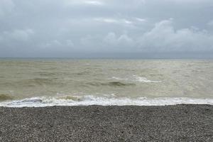 Meereslandschaft mit Kiesstrand foto