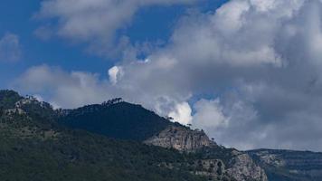 Berglandschaft gegen den Himmel mit Wolken foto