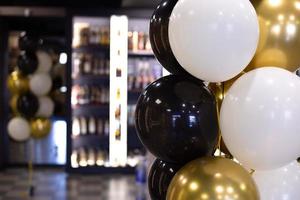 Der Alkoholladen wird anlässlich der Eröffnung mit Luftballons geschmückt. foto