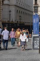 Menschen, die am 21. September 2018 auf einer Straße in Bukarest, Rumänien, spazieren gehen. Nicht identifizierte Personen foto