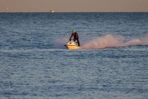 Mann, der am 17. Dezember 2008 einen Jet-Ski vor Dungeness Beach in Kent fährt. Eine nicht identifizierte Person foto