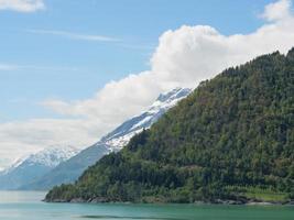 das kleine dorf eidfjord im norwegischen hardangerfjord foto