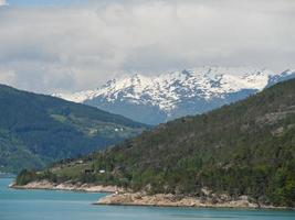 das kleine dorf eidfjord im norwegischen hardangerfjord foto