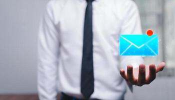 Kommunikationsverbindungsnachricht per E-Mail. Email schicken. neue globale E-Mail-Benachrichtigungsbriefe im Arbeitsplatz-Metaverse-System foto