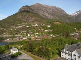 das kleine dorf eidfjord im norwegischen hardangerfjord foto