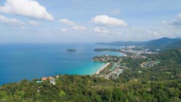 Luftaufnahme-Drohneaufnahme der wunderschönen Landschaft 3 Buchten Aussichtspunkt in Kata, Karon Beach Aussichtspunkt auf der Insel Phuket Thailand, schönes Wahrzeichen Reiseort Aussichtspunkt Natur in Phuket Thailand foto