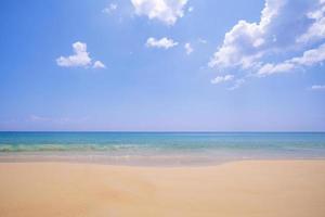 Tropischer Sandstrand des Sommermeeres mit Hintergrundbild des blauen Ozeans und des blauen Himmels für Naturhintergrund oder Sommerhintergrund foto