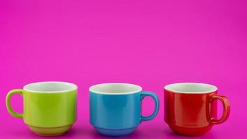 bunte kaffeetasse auf buntem papierhintergrund viele tassen für kaffee und tee im café essen und trinken hintergrundkonzept foto