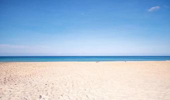 tropischer Sandstrand mit Hintergrundbild des blauen Ozeans und des blauen Himmels für Naturhintergrund oder Sommerhintergrund foto