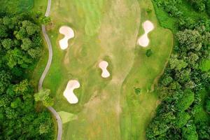 Luftaufnahme-Drohne-Aufnahme des schönen grünen Golffeld-Fairways und Putting Green Top-Down-Bild für Sport-Hintergrund und Reise-Natur-Hintergrund erstaunliche Aussicht foto