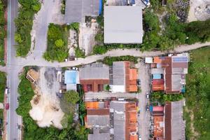 Entwicklungsimmobilien. luftaufnahme von wohnhäusern und einfahrten in der nachbarschaft während eines herbstes, sonnenuntergang oder sonnenaufgang. dicht gepackte häuser. von oben nach unten blick über privathäuser in phuket thailand foto