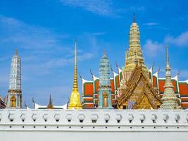 wat phra kaew ist eine berühmte touristenattraktion in bangkok in thailand. foto