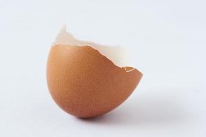 gebrochene Eierschale auf weißem Hintergrund foto