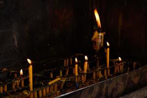 Kerzen auf Kerzenständer gestellt foto