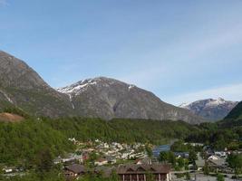 das kleine dorf eidfjord im norwegischen hardangerfjord foto