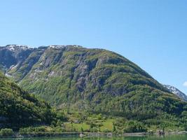 das kleine dorf eidfjord im norwegischen hardangerfjord foto