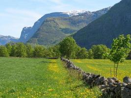 das kleine dorf eidfjord im norwegischen hardangerfjord foto