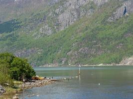 das kleine dorf eidfjord im norwegischen hardangerfjord foto