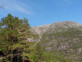 das kleine dorf eidfjord im norwegischen hardangerfjord foto