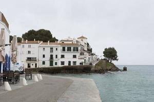 cadaques dorf im winter im norden von katalonien, spanien an der costa brava. foto