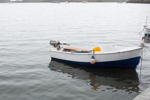 handwerkliches Fischerboot, lokale Fischerei, Küstenfischerei, Küstenfischerei foto