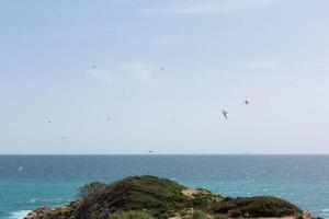 costa brava, meer kracht gegen die felsen, mittelmeer nördlich von katalonien, spanien foto