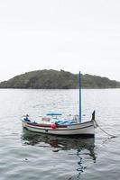 handwerkliches Fischerboot, lokale Fischerei, Küstenfischerei, Küstenfischerei foto