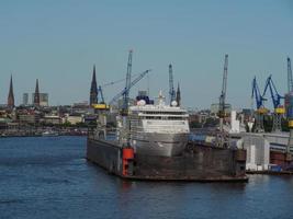 die stadt hamburg und die elbe foto