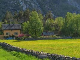 das kleine dorf eidfjord im norwegischen hardangerfjord foto