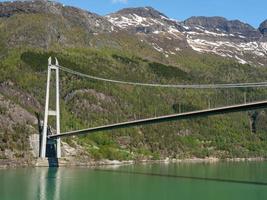 das kleine dorf eidfjord im norwegischen hardangerfjord foto