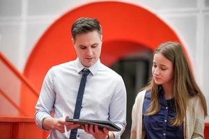 geschäftskollegen, geschäftskollegen diskutieren arbeitsdaten und arbeiten im büro zusammen. Unternehmer kooperieren foto