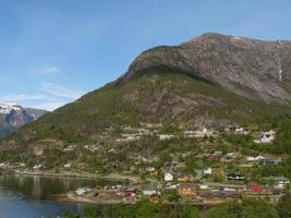 das kleine dorf eidfjord im norwegischen hardangerfjord foto