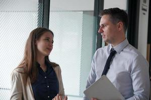 zwei geschäftskollegen, geschäftskollegen diskutieren arbeitsdaten und arbeiten im büro zusammen. Unternehmer kooperieren foto