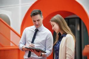 geschäftskollegen, geschäftskollegen diskutieren arbeitsdaten und arbeiten im büro zusammen. Unternehmer kooperieren foto