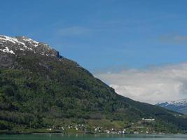 das kleine dorf eidfjord im norwegischen hardangerfjord foto