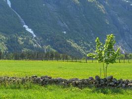 das kleine dorf eidfjord im norwegischen hardangerfjord foto