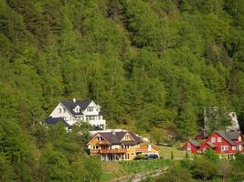 das kleine dorf eidfjord im norwegischen hardangerfjord foto