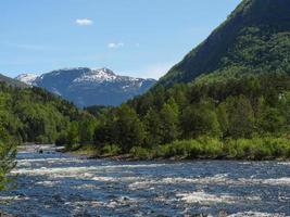 das kleine dorf eidfjord im norwegischen hardangerfjord foto