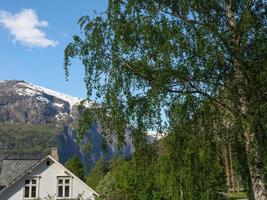 das kleine dorf eidfjord im norwegischen hardangerfjord foto