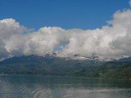 das kleine dorf eidfjord im norwegischen hardangerfjord foto